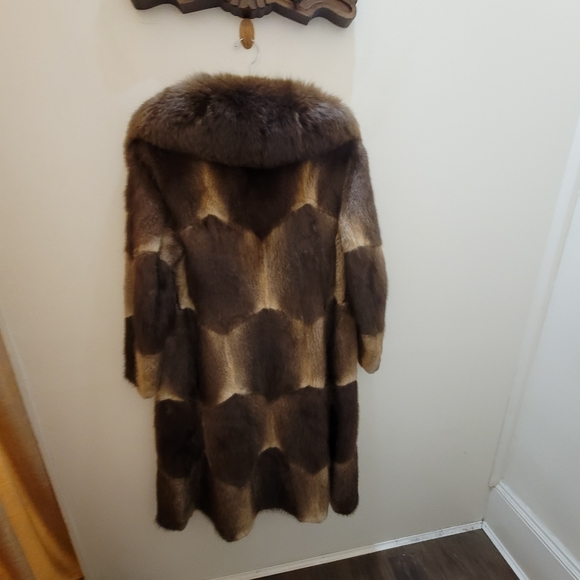 Genuine Fur coat. - Picture 12 of 16